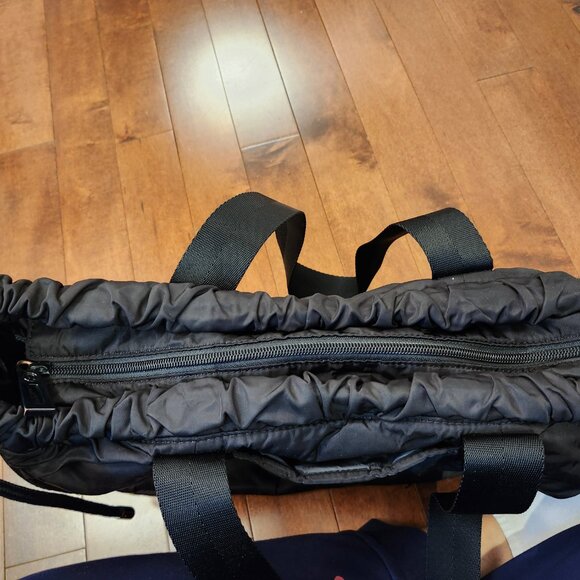 Lululemon Effortless Tote in black - Picture 14 of 14